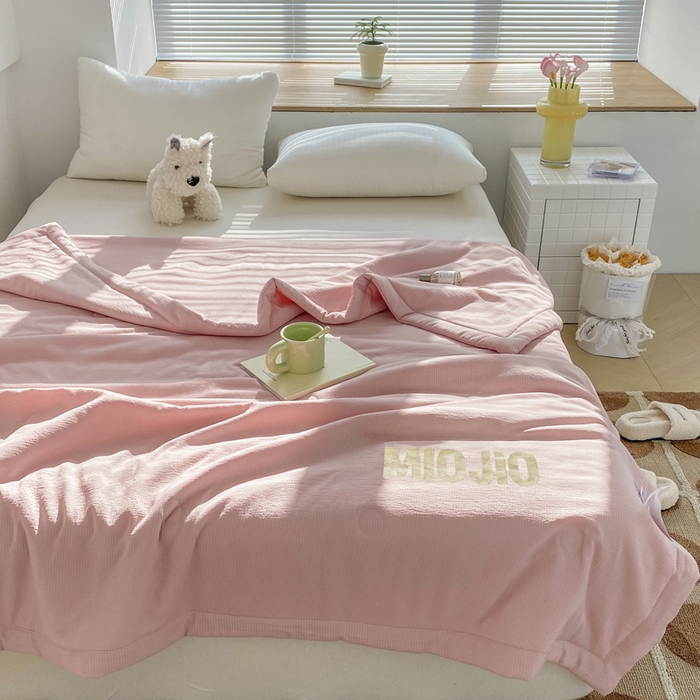 91家纺网 家纺一手货源 找家纺 梦恬佳  2024新款泡泡纱羽丝棉夏被 奶油草莓