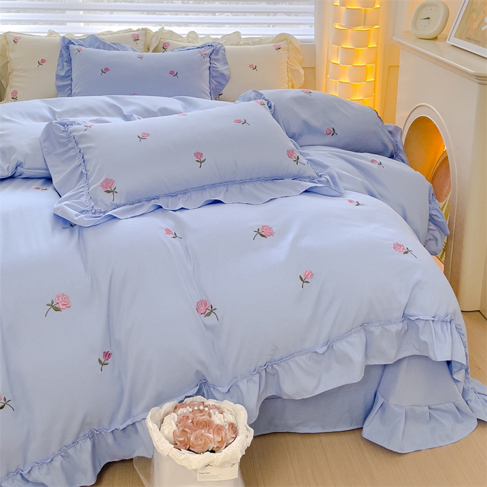 91家纺网 家纺一手货源 找家纺 可思家纺 2024新款水洗棉满版刺绣大宽花边款四件套 玫瑰满园-天空蓝