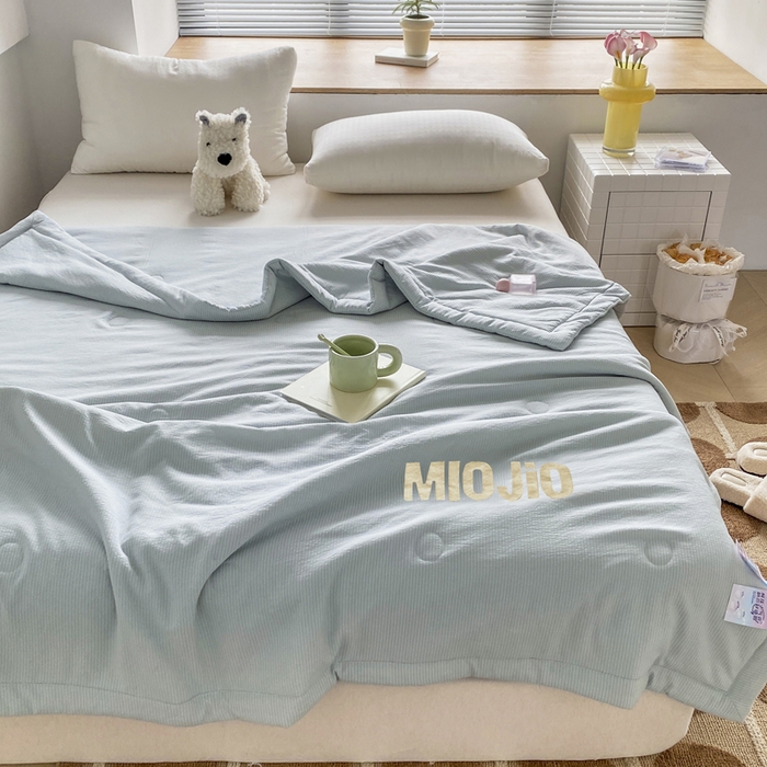 91家纺网 家纺一手货源 找家纺 梦恬佳  2024新款泡泡纱羽丝棉夏被 香草蓝