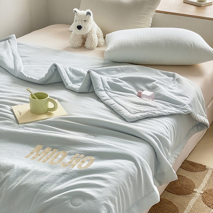 91家纺网 家纺一手货源 找家纺 梦恬佳  2024新款泡泡纱羽丝棉夏被 香草蓝