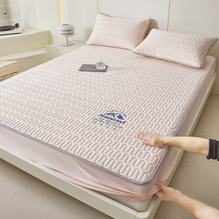 91家纺网 家纺一手货源 找家纺 LIFE.丽芙 2024新款乳胶凉席素色-富士山烫画床笠款 樱花粉