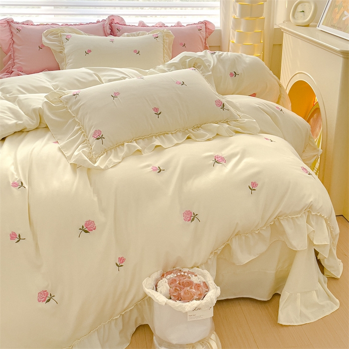 91家纺网 家纺一手货源 找家纺 可思家纺 2024新款水洗棉满版刺绣大宽花边款四件套 玫瑰满园-奶油白