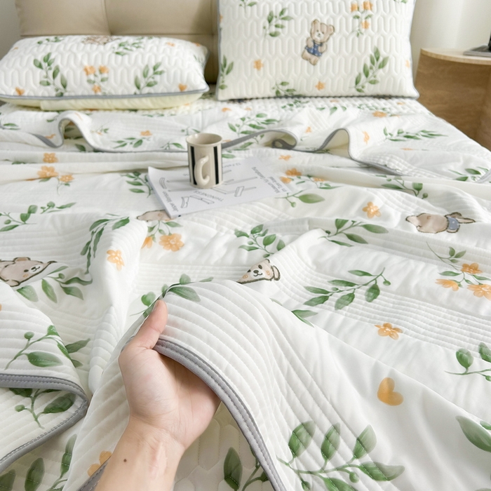 91家纺网 家纺一手货源 找家纺 2024年新品0.4乳胶凉席加厚床笠款三件套+凉感丝夏被可组合四件套-图片二 绿叶萌熊