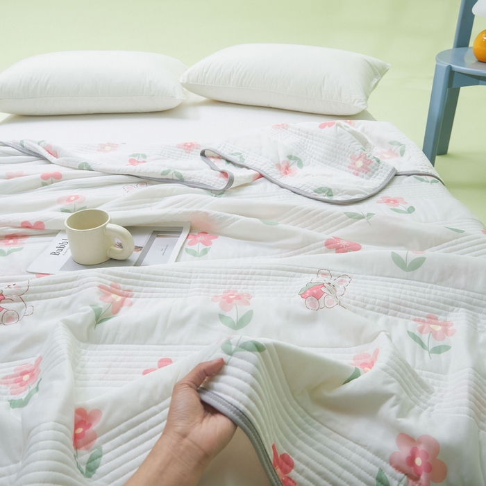 91家纺网 家纺一手货源 找家纺 LIFE.丽芙 2024年新品韩式风凉感丝夏被-跑量 草莓兔兔