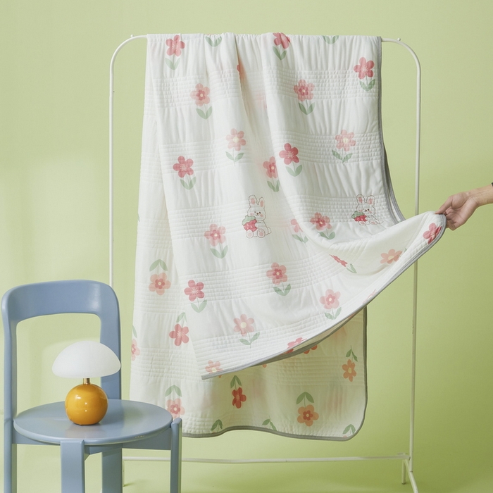 91家纺网 家纺一手货源 找家纺 LIFE.丽芙 2024年新品韩式风凉感丝夏被-跑量 草莓兔兔