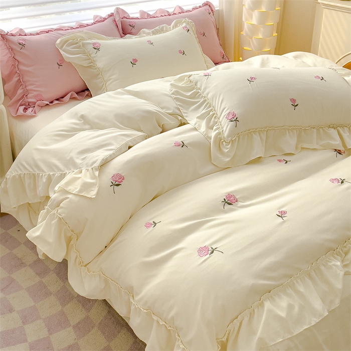 91家纺网 家纺一手货源 找家纺 可思家纺 2024新款水洗棉满版刺绣大宽花边款四件套 玫瑰满园-奶油白