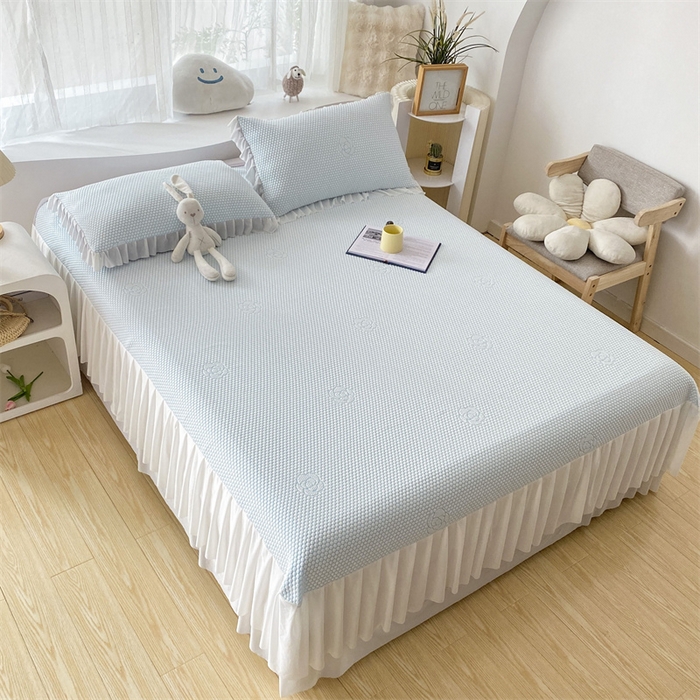 91家纺网 家纺一手货源 找家纺 鑫姿席业 2025新款A类抗菌冰豆豆床裙款凉席-花朵系列 天空蓝