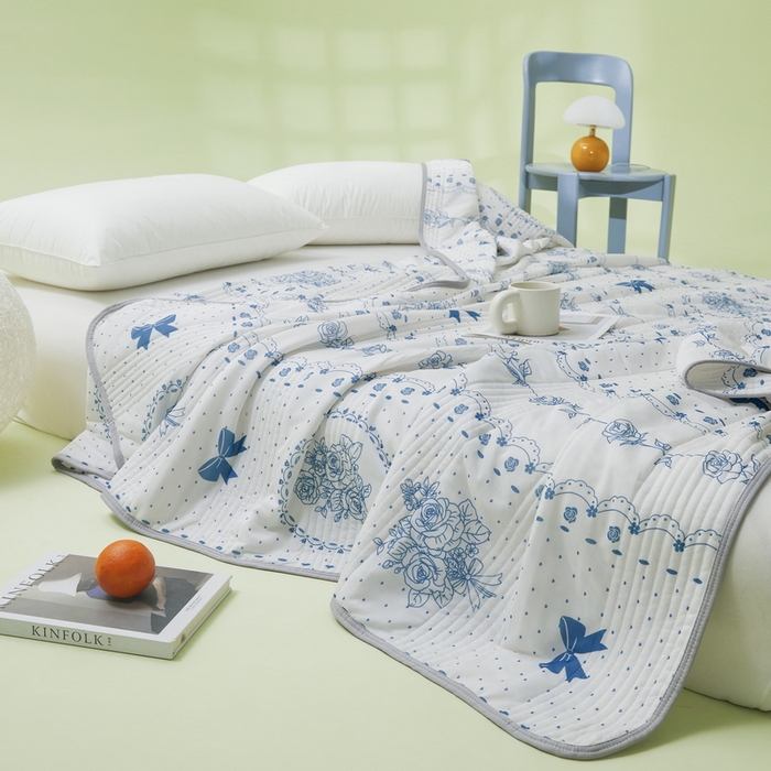 91家纺网 家纺一手货源 找家纺 LIFE.丽芙 2024年新品韩式风凉感丝夏被-跑量 浪漫庄园-蓝