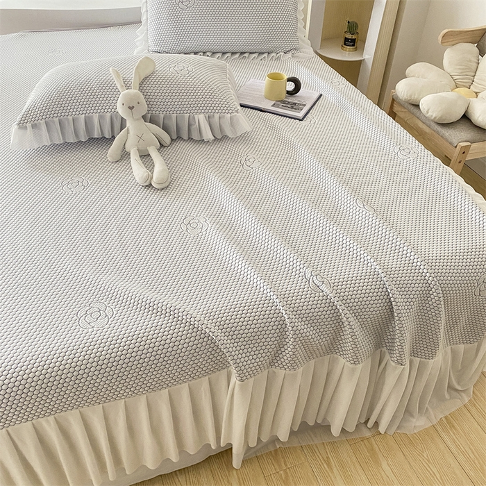 91家纺网 家纺一手货源 找家纺 鑫姿席业 2025新款A类抗菌冰豆豆床裙款凉席-花朵系列 淡雅灰