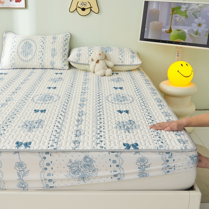 91家纺网 家纺一手货源 找家纺 LIFE.丽芙 2024年新品0.4乳胶凉席加厚床笠款三件套图片一 浪漫庄园-蓝