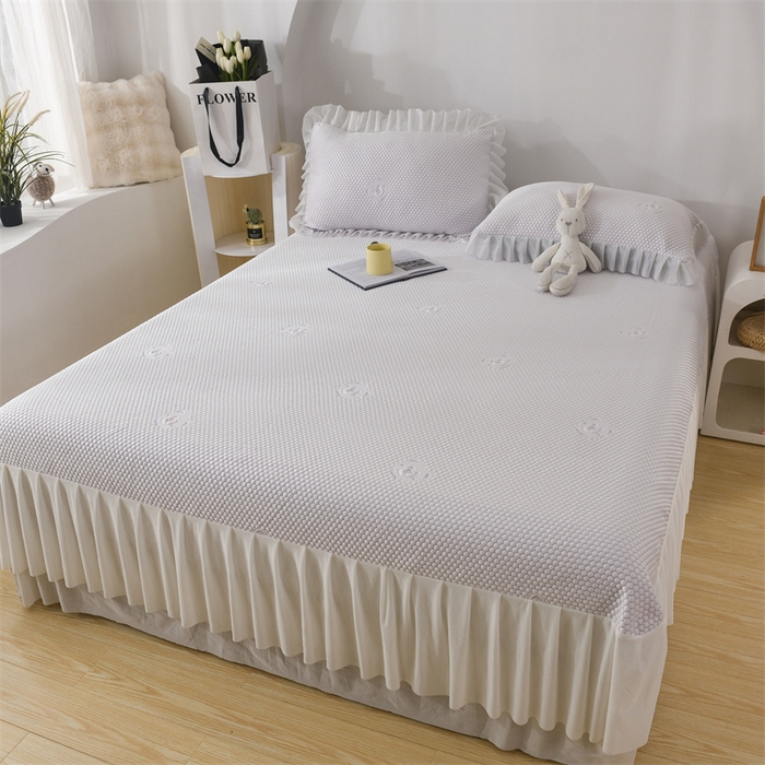 91家纺网 家纺一手货源 找家纺 鑫姿席业 2025新款A类抗菌冰豆豆床裙款凉席-小熊系列 冰藤紫