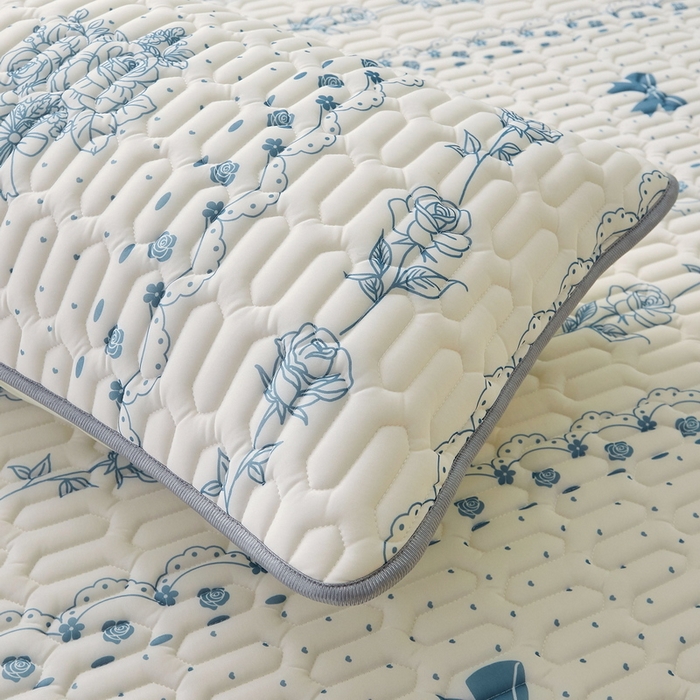 91家纺网 家纺一手货源 找家纺 LIFE.丽芙 2024年新品0.4乳胶凉席加厚床笠款三件套图片一 浪漫庄园-蓝