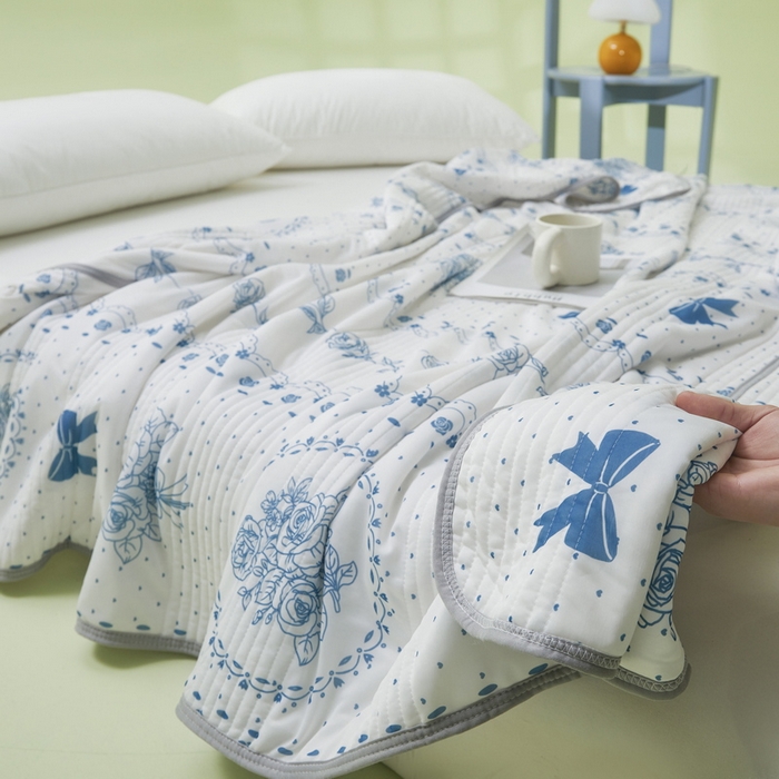 91家纺网 家纺一手货源 找家纺 LIFE.丽芙 2024年新品韩式风凉感丝夏被-跑量 浪漫庄园-蓝