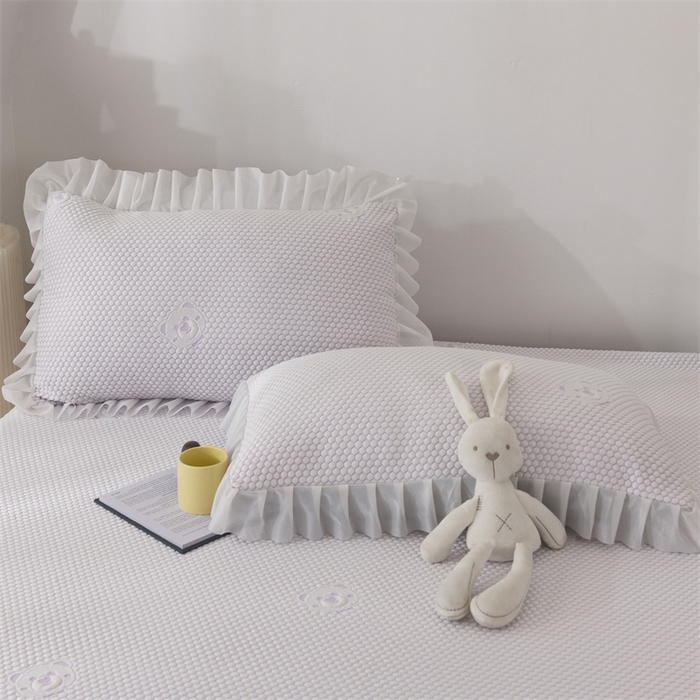 91家纺网 家纺一手货源 找家纺 鑫姿席业 2025新款A类抗菌冰豆豆床裙款凉席-小熊系列 冰藤紫