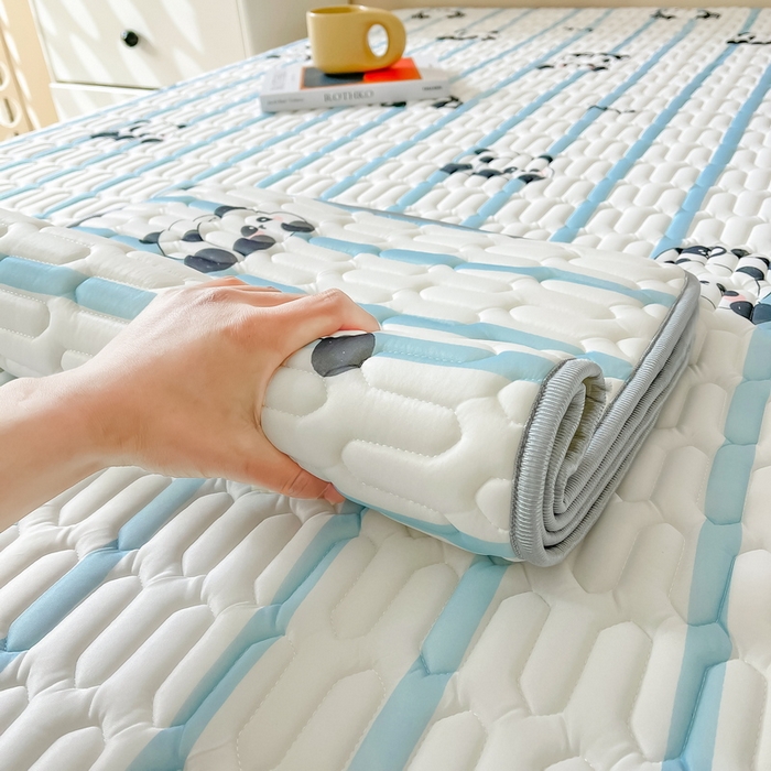 91家纺网 家纺一手货源 找家纺 LIFE.丽芙 2024年0.4乳胶凉席加厚条席款三件套＋凉感丝夏被可组合四件套图片二 小熊猫