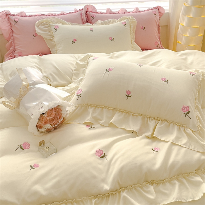 91家纺网 家纺一手货源 找家纺 可思家纺 2024新款水洗棉满版刺绣大宽花边款四件套 玫瑰满园-奶油白