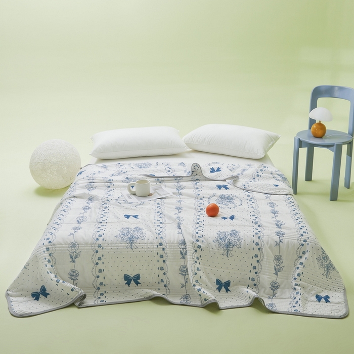 91家纺网 家纺一手货源 找家纺 LIFE.丽芙 2024年新品韩式风凉感丝夏被-跑量 浪漫庄园-蓝