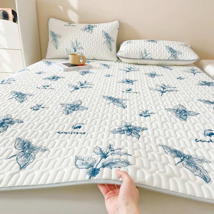 91家纺网 家纺一手货源 找家纺 LIFE.丽芙 2024年0.4乳胶凉席加厚条席款三件套＋凉感丝夏被可组合四件套图片二 花涧