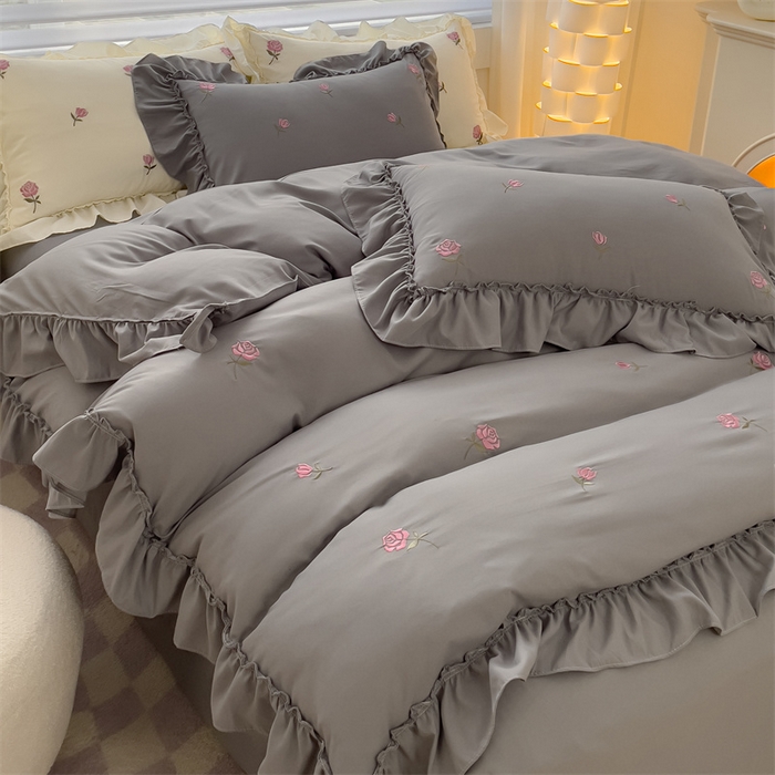 91家纺网 家纺一手货源 找家纺 可思家纺 2024新款水洗棉满版刺绣大宽花边款四件套 玫瑰满园-绅士灰
