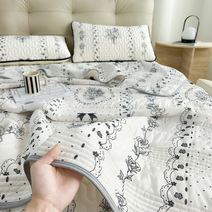 91家纺网 家纺一手货源 找家纺 2024年新品0.4乳胶凉席加厚床笠款三件套+凉感丝夏被可组合四件套-图片二 浪漫庄园-黑