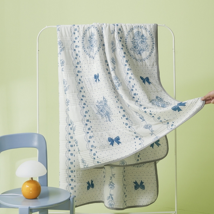 91家纺网 家纺一手货源 找家纺 LIFE.丽芙 2024年新品韩式风凉感丝夏被-跑量 浪漫庄园-蓝