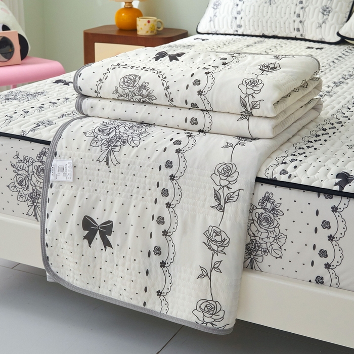 91家纺网 家纺一手货源 找家纺 LIFE.丽芙 2024年新品0.4乳胶凉席加厚床笠款三件套+凉感丝夏被可组合四件套-图片一 浪漫庄园-黑