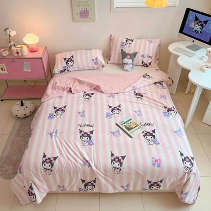 91家纺网 家纺一手货源 找家纺 莱登卡奴 2025春夏款A类针织棉三丽鸥豆豆被大豆夏被 竖条库洛米粉