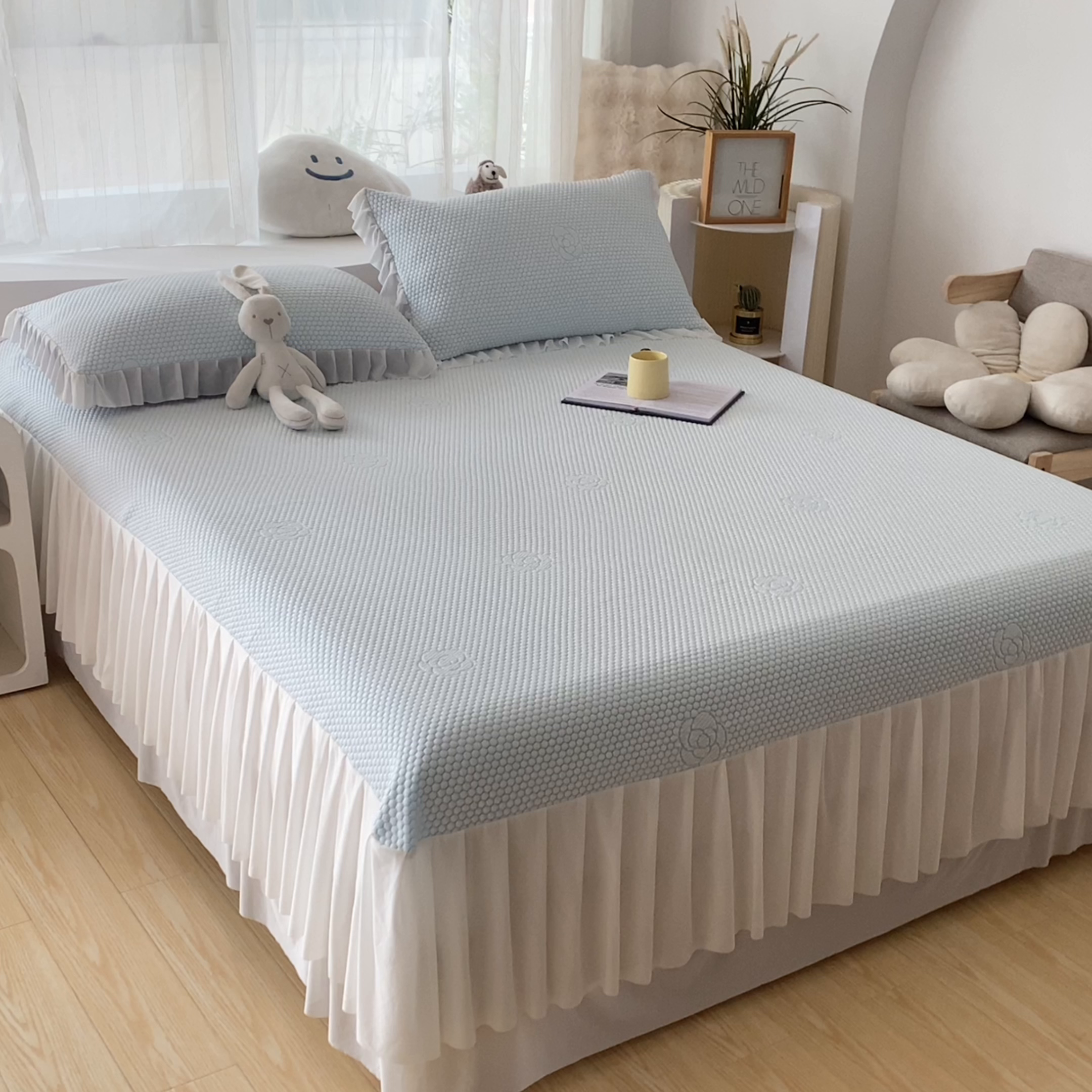 91家纺网 家纺一手货源 找家纺 鑫姿席业 2025新款A类抗菌冰豆豆床裙款凉席-花朵系列 天空蓝