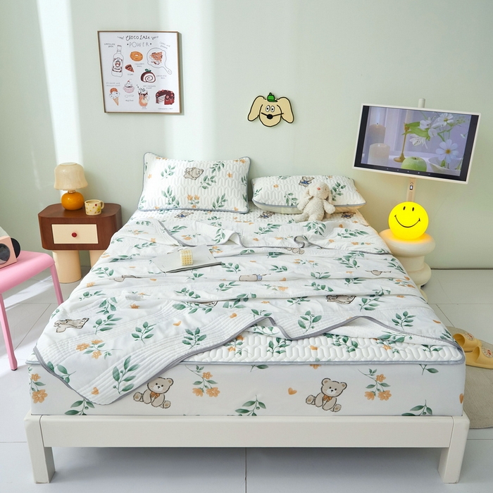 91家纺网 家纺一手货源 找家纺 LIFE.丽芙 2024年新品0.4乳胶凉席加厚床笠款三件套+凉感丝夏被可组合四件套-图片一 绿叶萌熊