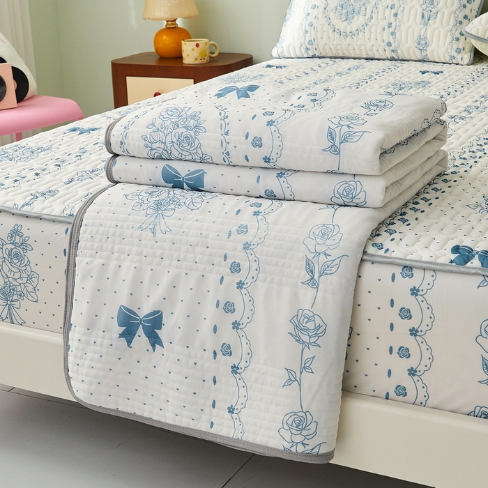 91家纺网 家纺一手货源 找家纺 LIFE.丽芙 2024年新品0.4乳胶凉席加厚床笠款三件套+凉感丝夏被可组合四件套-图片一 浪漫庄园-蓝