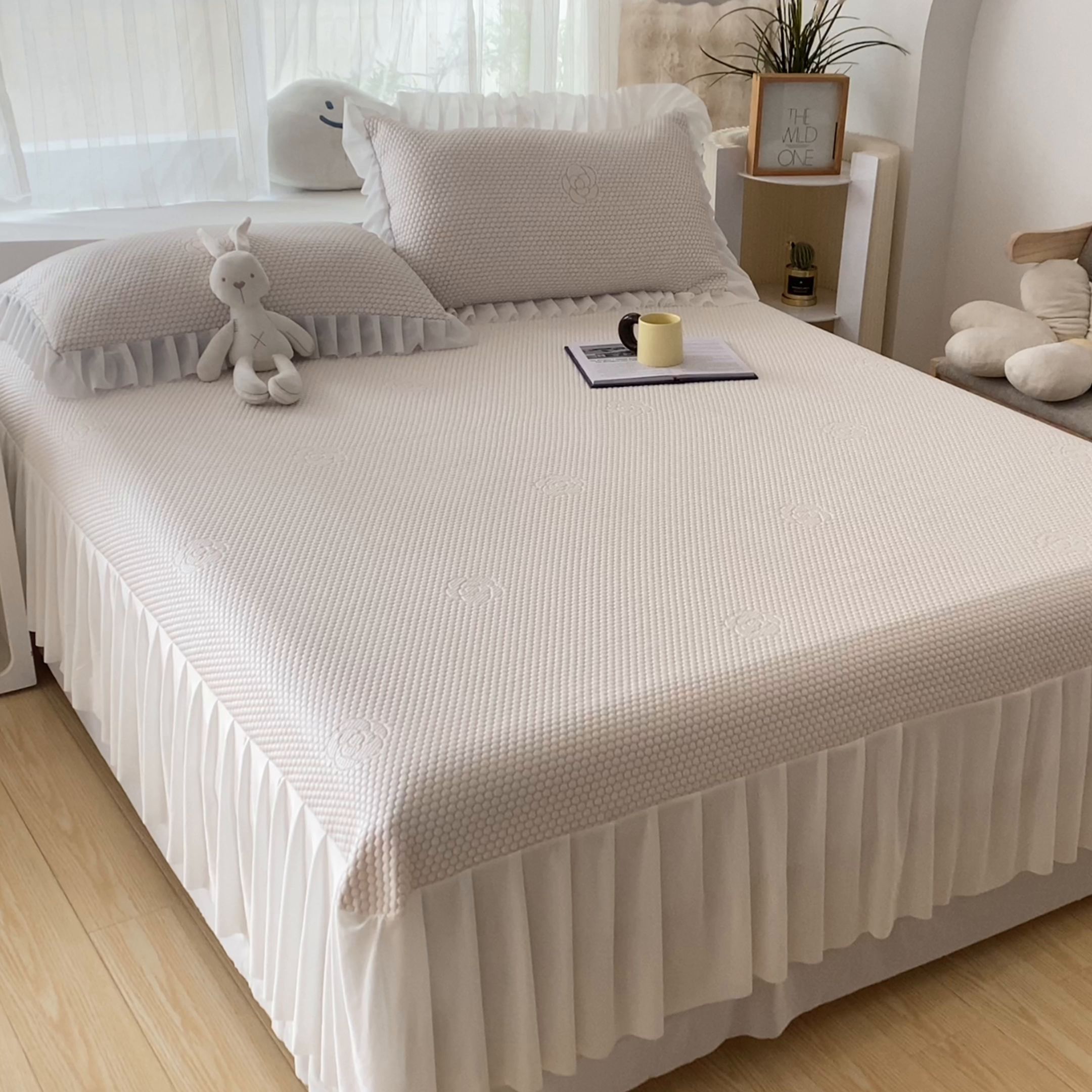 91家纺网 家纺一手货源 找家纺 鑫姿席业 2025新款A类抗菌冰豆豆床裙款凉席-花朵系列 柠檬黄