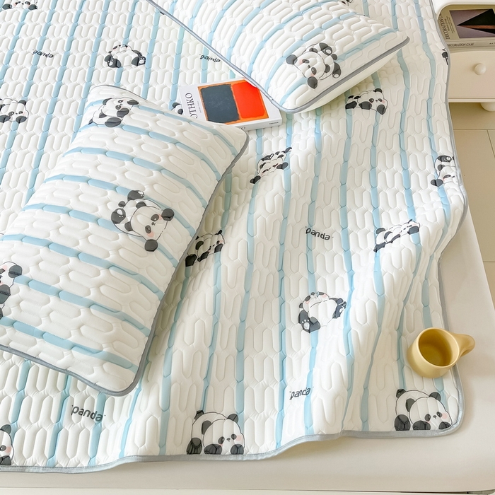 91家纺网 家纺一手货源 找家纺 LIFE.丽芙 2024年0.4乳胶凉席加厚条席款三件套＋凉感丝夏被可组合四件套图片二 小熊猫