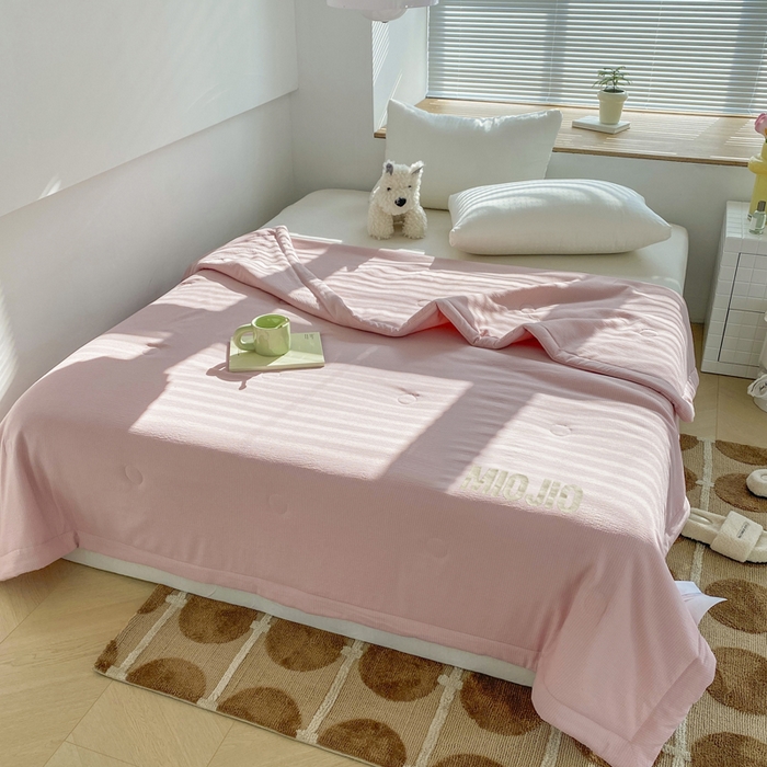 91家纺网 家纺一手货源 找家纺 梦恬佳  2024新款泡泡纱羽丝棉夏被 奶油草莓