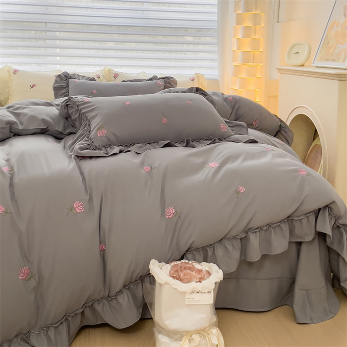 91家纺网 家纺一手货源 找家纺 可思家纺 2024新款水洗棉满版刺绣大宽花边款四件套 玫瑰满园-绅士灰