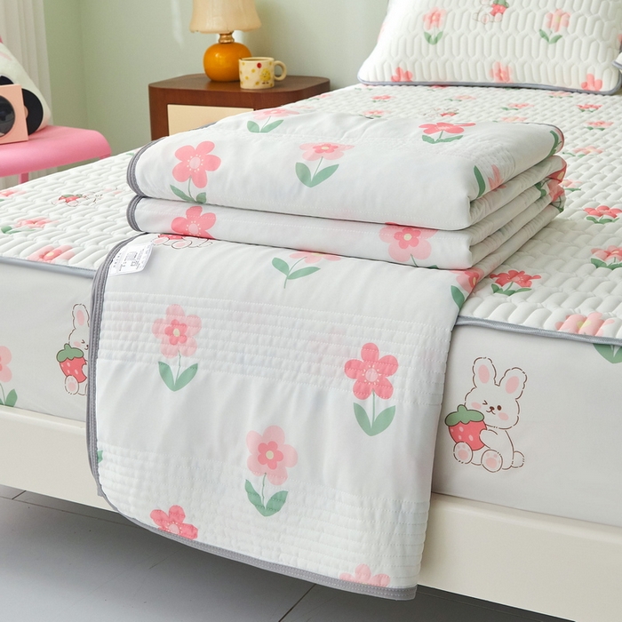 91家纺网 家纺一手货源 找家纺 LIFE.丽芙 2024年新品0.4乳胶凉席加厚床笠款三件套+凉感丝夏被可组合四件套-图片一 草莓兔