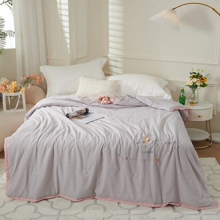 91家纺网 家纺一手货源 找家纺 太阳羽家纺 2025新款豆豆棉绣花夏凉被空调被润丝滑 灰粉