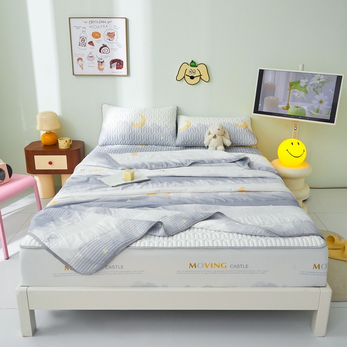 91家纺网 家纺一手货源 找家纺 LIFE.丽芙 2024年新品0.4乳胶凉席加厚床笠款三件套+凉感丝夏被可组合四件套-图片一 月半星辰