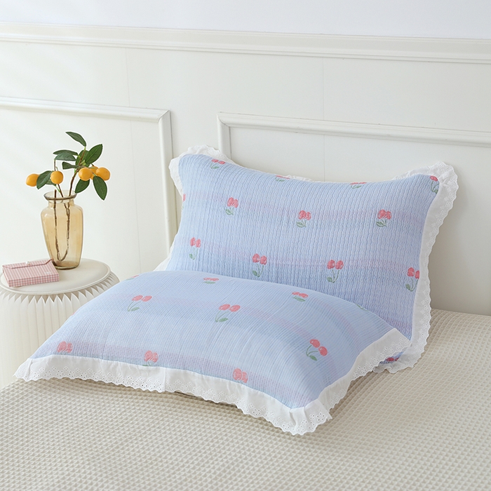 91家纺网 家纺一手货源 找家纺 朴尔毛巾被2024年新款韩式花边四层纱枕巾纯棉竹纤维加大成人纱布巾 樱桃日记-蓝52*78cm