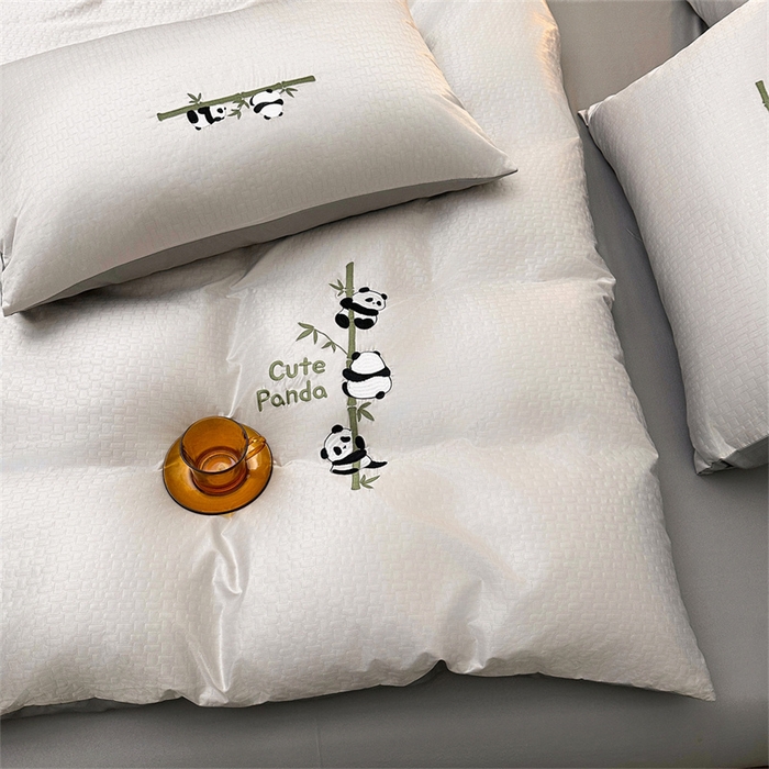 91家纺网 家纺一手货源 找家纺 古吉梦 2024新款水洗真丝提花四件套--熊猫 山灰+中灰