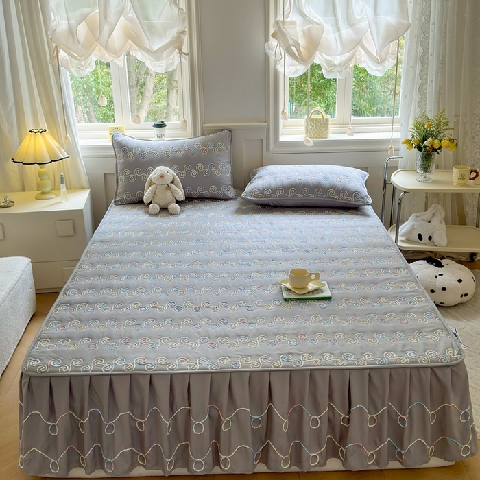 91家纺网 家纺一手货源 找家纺 尊康家纺（原磊科） 2024新款亲肤奶昔棉夹棉床裙-洛可可 洛可可-月光灰