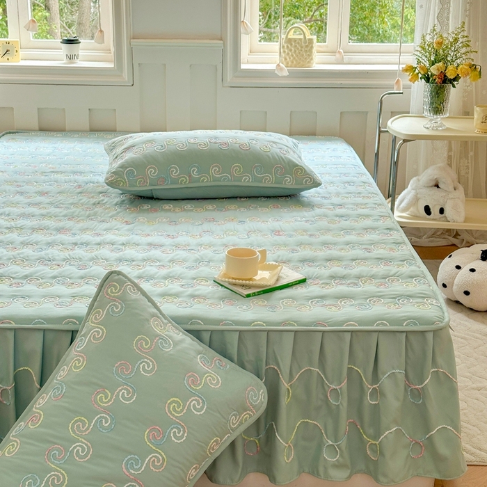 91家纺网 家纺一手货源 找家纺 尊康家纺（原磊科） 2024新款亲肤奶昔棉夹棉床裙-洛可可 洛可可-水波绿