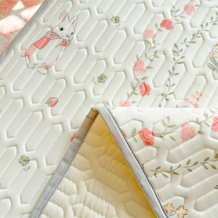 91家纺网 家纺一手货源 找家纺 慕尚家纺 2025新款凉感丝印花乳胶凉席 草莓小兔