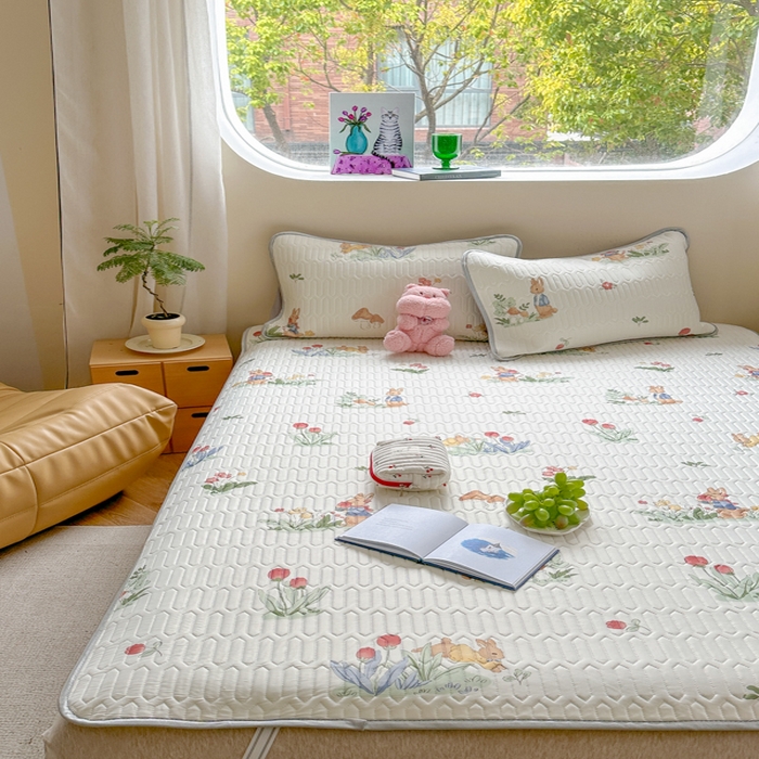 91家纺网 家纺一手货源 找家纺 慕尚家纺 2025新款凉感丝印花乳胶凉席 花丛小兔