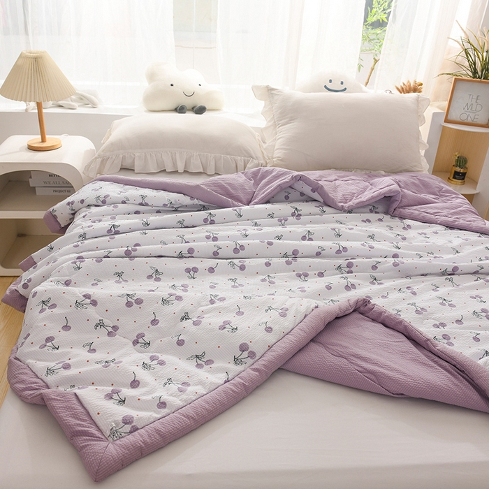 91家纺网 家纺一手货源 找家纺 伊婷人家纺 2024新款泡泡棉印花透气爽肤被 樱桃紫