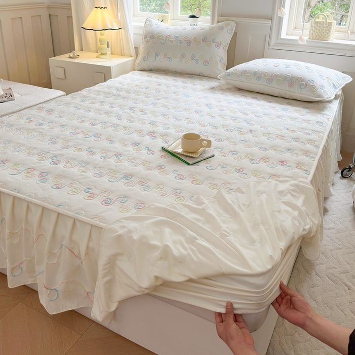 91家纺网 家纺一手货源 找家纺 尊康家纺（原磊科） 2024新款亲肤奶昔棉夹棉床裙-洛可可 洛可可-奶白