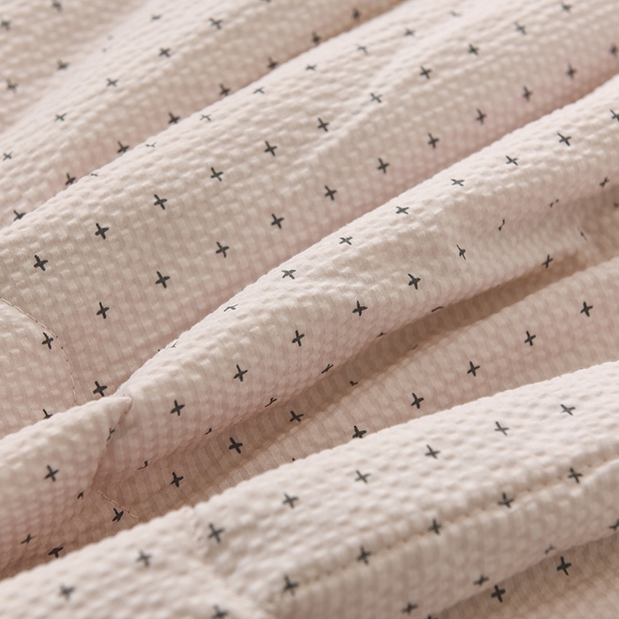 91家纺网 家纺一手货源 找家纺 伊婷人家纺 2024新款泡泡棉印花透气爽肤被 简约玉色