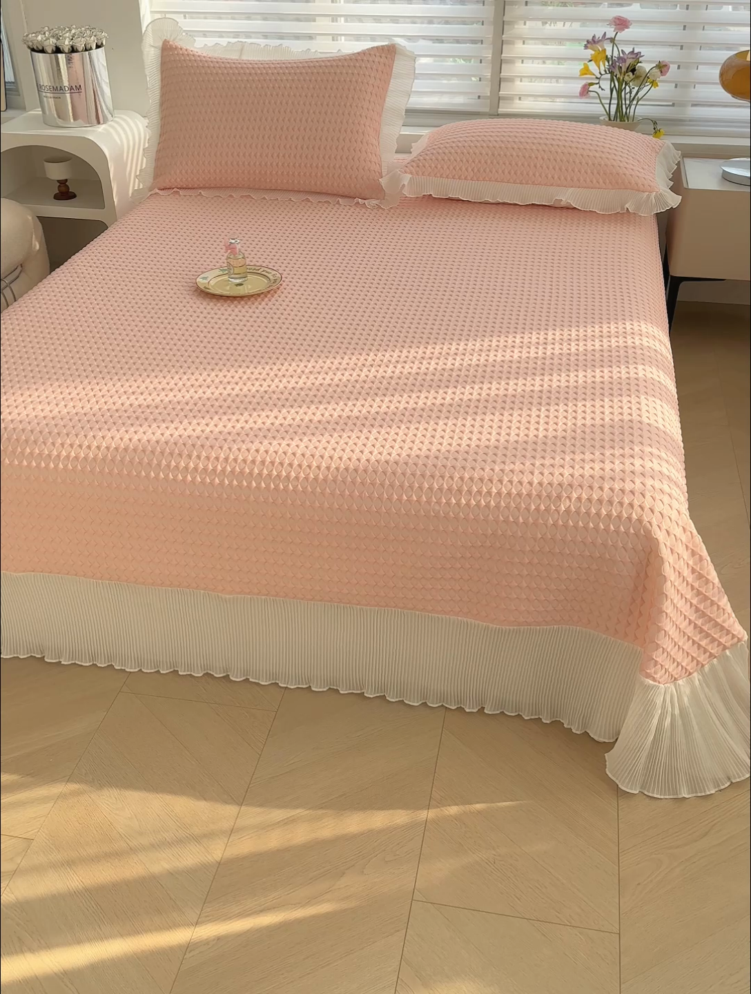 91家纺网 家纺一手货源 找家纺 冬然家纺 2024新款素色花边系列冰豆豆凉席  樱花粉