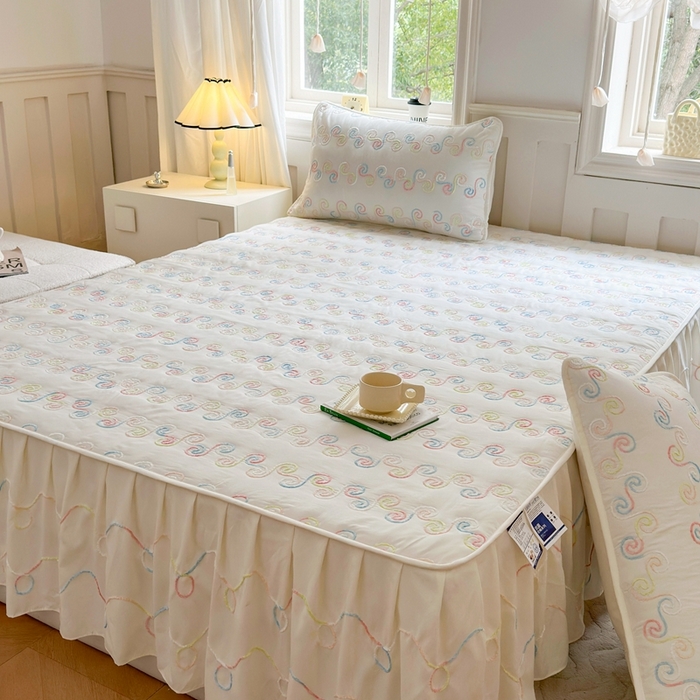 91家纺网 家纺一手货源 找家纺 尊康家纺（原磊科） 2024新款亲肤奶昔棉夹棉床裙-洛可可 洛可可-奶白