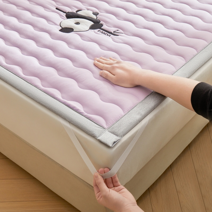 91家纺网 家纺一手货源 找家纺 LIFE.丽芙 2024新款素色刺绣宽包边大豆夹棉软床垫-四季款-panda系列 panda-优雅紫