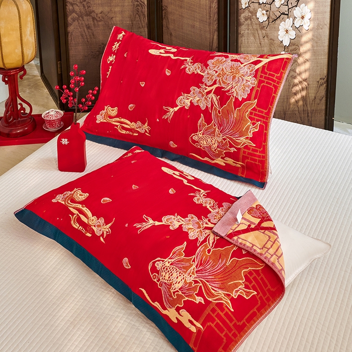 91家纺网 家纺一手货源 找家纺 美宜家 2025新款龙年全棉国潮大红多层纱布枕巾情侣婚庆枕巾52*78一对装 年年有余一对